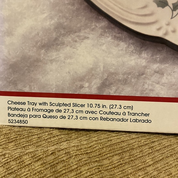 🧀 🍷 🌲 🍇 NWT Winterberry Pfaltzgraff Cheese Tray w/Sculpted Slicer - Picture 5 of 7